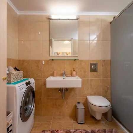 Wave 1 Min Walk To Near Center