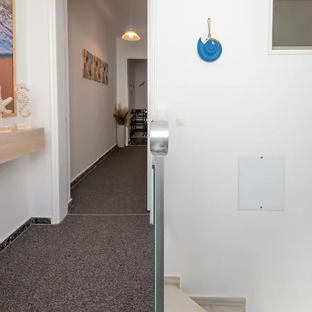 Wave 1 Min Walk To Near Center