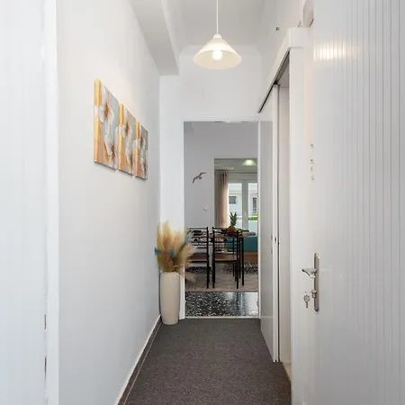 Wave 1 Min Walk To Near Center