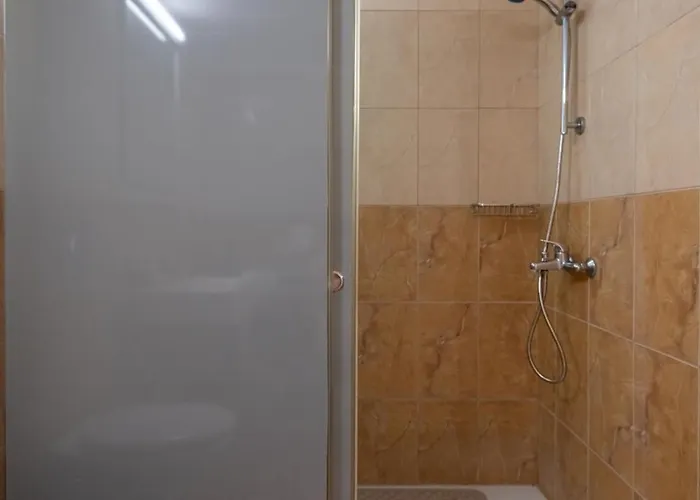 Wave 1 Min Walk To Near Center *