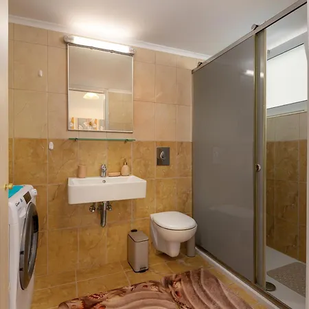 Wave 1 Min Walk To Near Center Apartment *