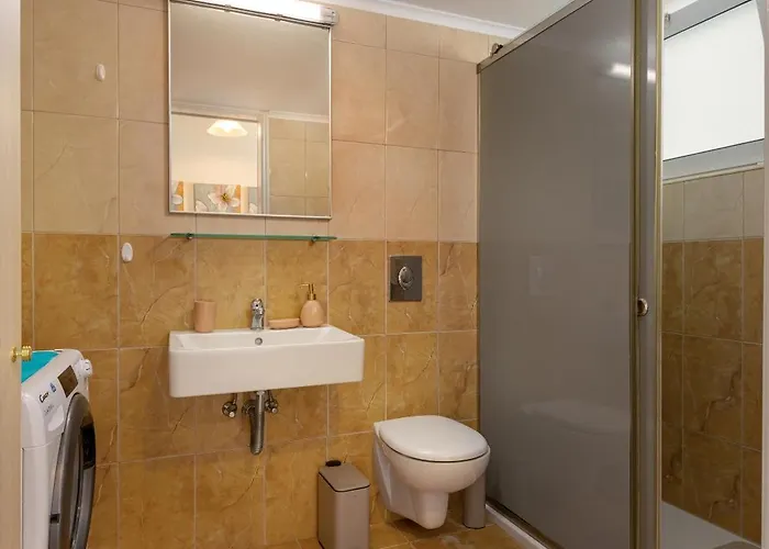 Wave 1 Min Walk To Near Center شقة *